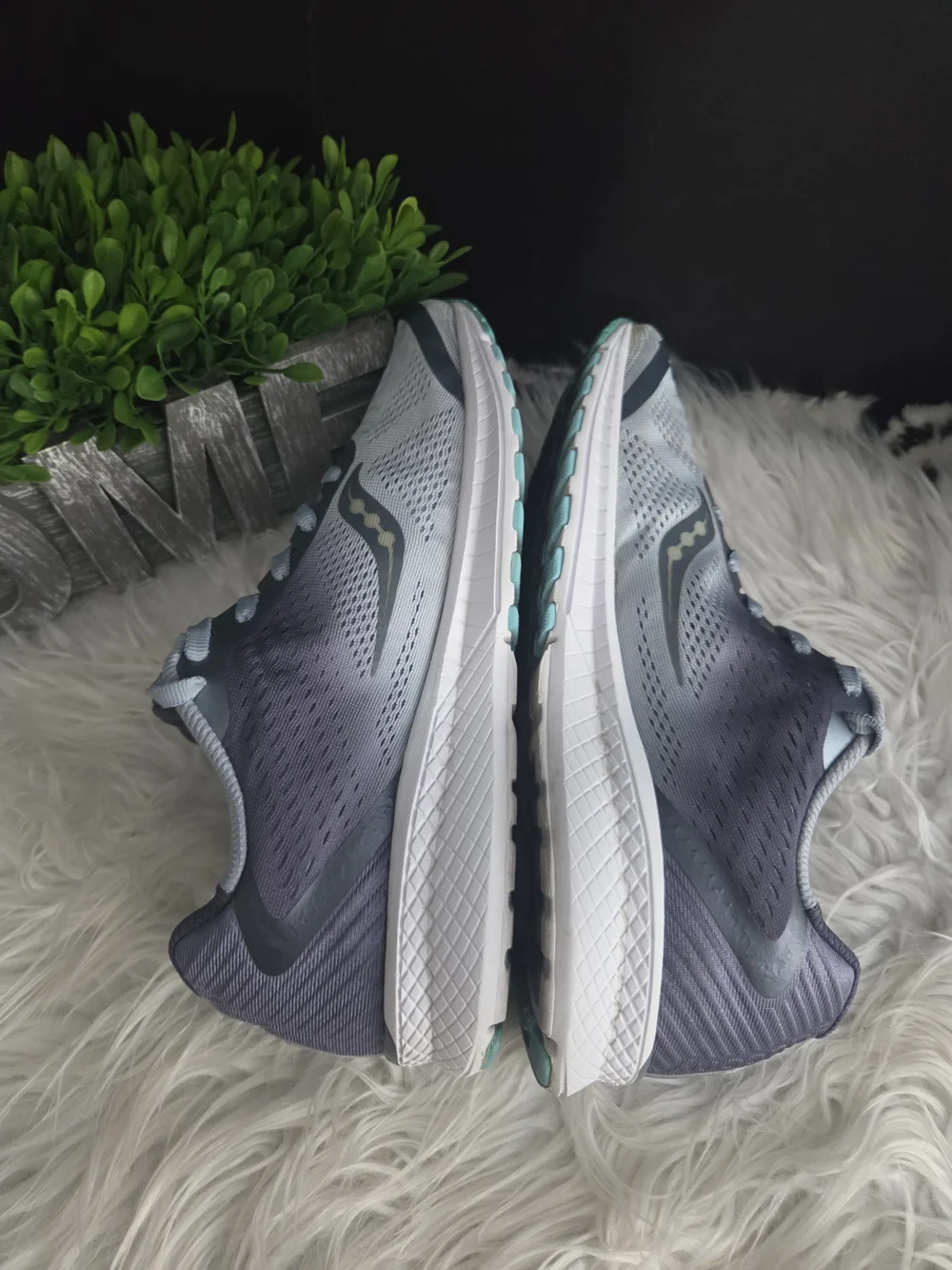 Saucony Ride ISO Women's Gray & Blue Running Shoes. size 9